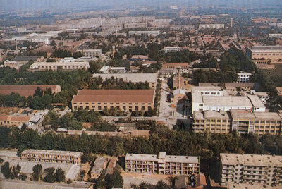 推土機(jī)總廠本部廠區(qū)。山東推土機(jī)總廠建立時(shí)，固定資產(chǎn)原值為2569萬(wàn)元，占地面積為517538平方米，建筑面積為170861平方米。