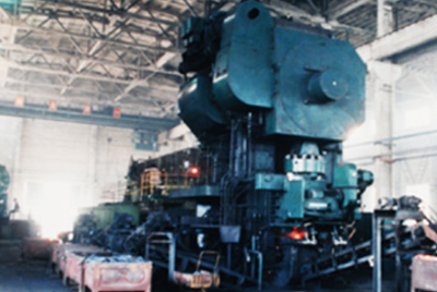 3月24日，世界第一臺(tái)德國(guó)奧姆卡4000噸熱模鍛生產(chǎn)線在山推總廠熱模鍛車間安裝調(diào)試。