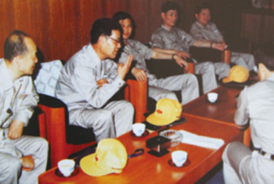 為了學(xué)習(xí)外國(guó)先進(jìn)技術(shù)和管理方法，前往引進(jìn)技術(shù)與設(shè)備的國(guó)家進(jìn)行實(shí)地考察。薛仲光廠長(zhǎng)在日本。