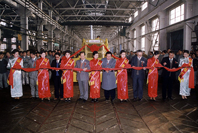 山推股份公司舉行山推牌TY220推土機(jī)5000臺(tái)下線慶典活動(dòng)。