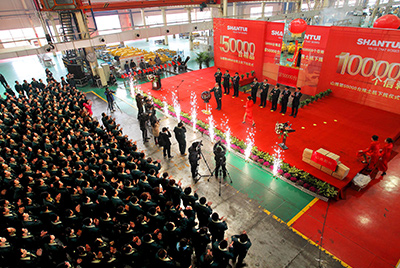 推土機(jī)事業(yè)部總裝工廠隆重舉行推土機(jī)第50000臺(tái)下線慶典儀式。這一激動(dòng)人心的歷史時(shí)刻標(biāo)志著50000臺(tái)不僅僅是一個(gè)數(shù)量的積累，更是山推管理水平、生產(chǎn)規(guī)模、制造技術(shù)、研發(fā)能力、銷售能力等綜合能力的體現(xiàn)，標(biāo)志著山推推土機(jī)產(chǎn)業(yè)整體實(shí)力進(jìn)一步增強(qiáng)，是從量變到質(zhì)變的飛躍。