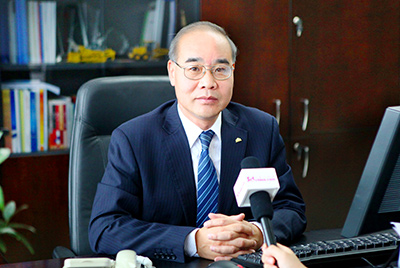 張秀文董事長(zhǎng)在接受中國(guó)山東網(wǎng)專題采訪時(shí)，就公司踐行“厚道魯商”倡樹(shù)行動(dòng)進(jìn)行回答，介紹了山推把“仁義、誠(chéng)信、厚道”的文化精髓融入到生產(chǎn)經(jīng)營(yíng)的全過(guò)程的典型做法和“誠(chéng)敬做產(chǎn)品，誠(chéng)信做企業(yè)”的經(jīng)營(yíng)理念，在工程機(jī)械行業(yè)樹(shù)立起了“厚德堅(jiān)韌”的山東國(guó)企形象