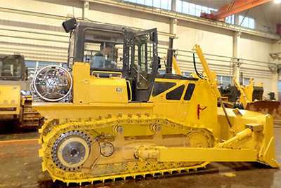 世界上第一臺(tái)燃?xì)庑吐膸酵仆翙C(jī)——SD20-5（LNG）在研究總院新產(chǎn)品試制中心下線。SD20-5（LNG）履帶式推土機(jī)是公司順應(yīng)行業(yè)發(fā)展趨勢(shì)開(kāi)發(fā)的一款節(jié)能、環(huán)保產(chǎn)品，整機(jī)采用天然氣專用發(fā)動(dòng)機(jī)，燃燒后無(wú)積炭，滿足stageIIIA排放，壽命更長(zhǎng)，維修頻率更低。